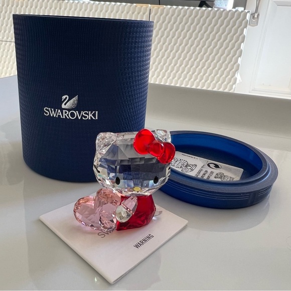 SWAROVSKI Hello Kitty Large Holding Heart Pink Red Crystal - Picture 6 of 6